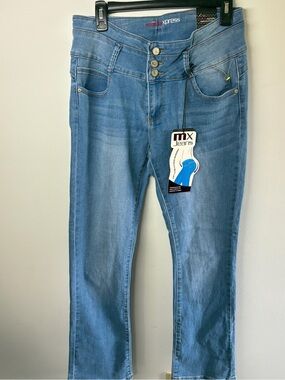 Women’s Light Blue Skinny Jeans with Triple-Button Waist